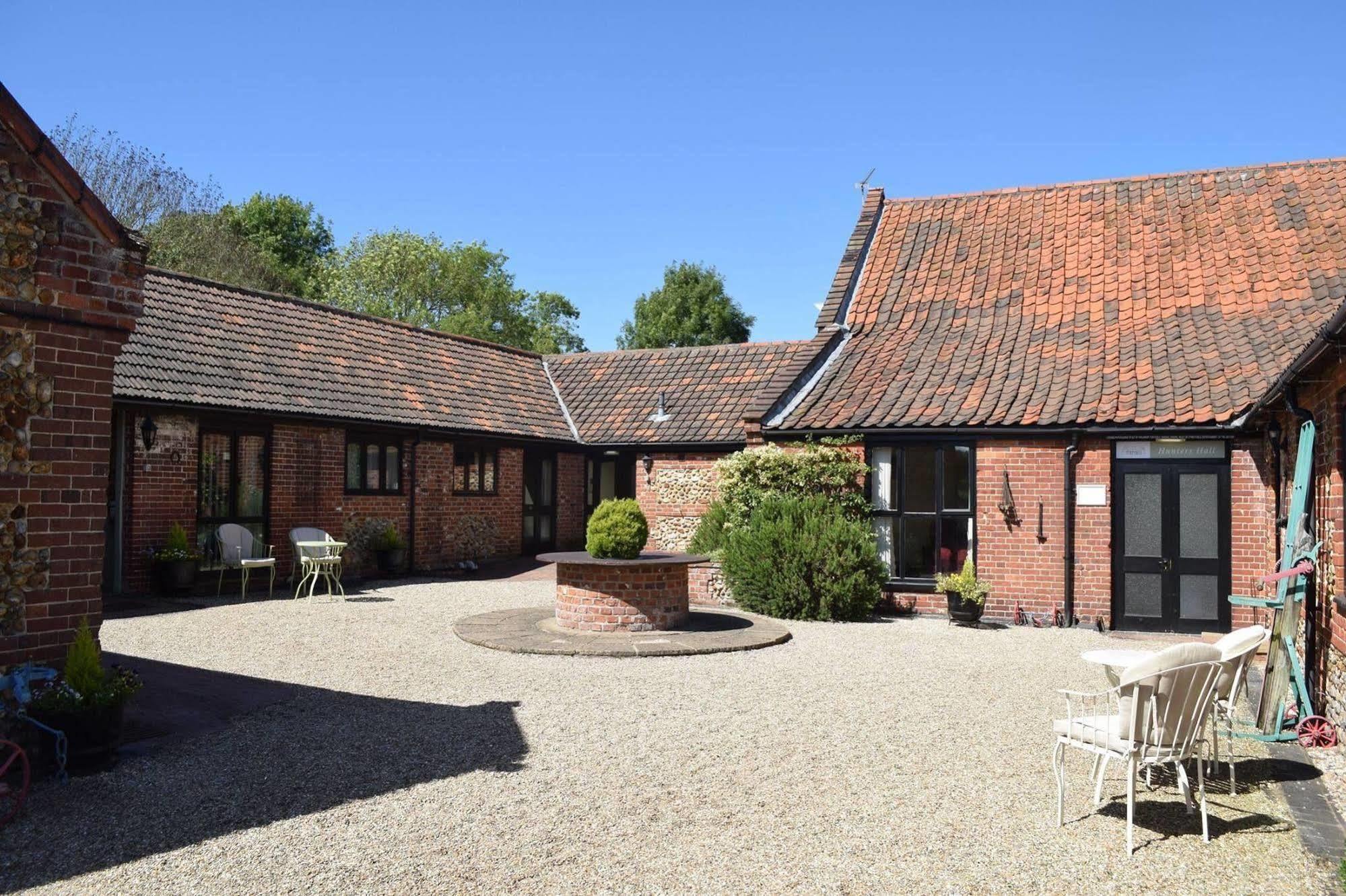 At The Farmhouse Hunters Hall Hotell Dereham Eksteriør bilde