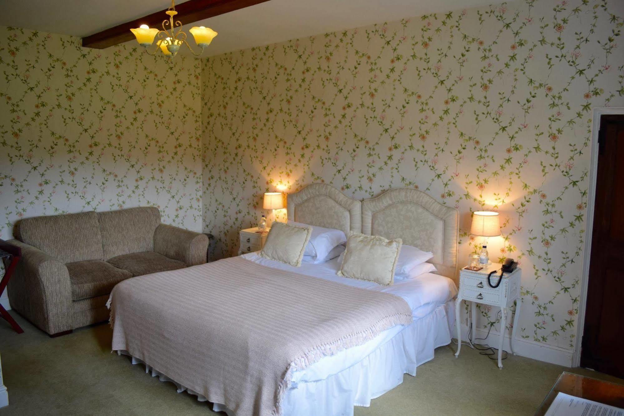 At The Farmhouse Hunters Hall Hotell Dereham Eksteriør bilde
