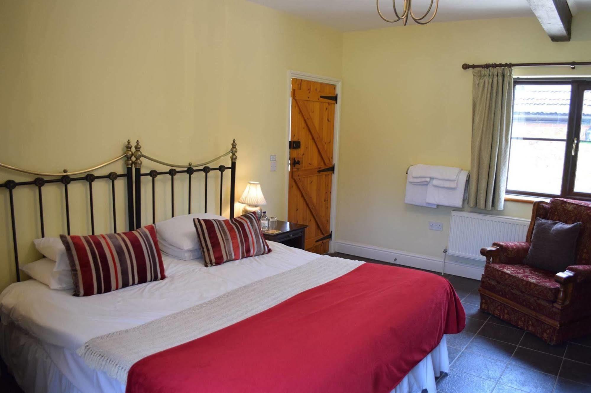 At The Farmhouse Hunters Hall Hotell Dereham Eksteriør bilde